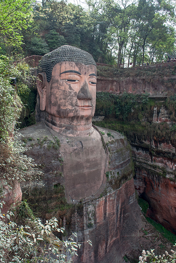 Der große Buddha
von Leshan ist die weltgrößte Statue eines Buddha aus Stein nach der Sprengung der beiden Buddhas in Afghanistan. 
Mit 71 Meter zeigt die Statue einen sitzenden Maitreya Buddha mit seinen Händen auf den Knien.
Schlüsselwörter: Leshan Buddha China