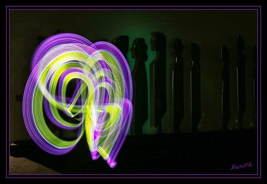 Lichtmalerei
Light Painting bzw. Light Writing (dt. Zeichnen/Malen/Schreiben mit Licht) ist eine fotografische Technik aus der Langzeitbelichtung, in welcher Fotografien in der Regel bei Dunkelheit oder in abgedunkelten Räumen durch die Bewegung einer (oder mehrerer) Lichtquellen (oder durch Bewegung der Kamera) gemacht werden.
laut Wikipedia
Schlüsselwörter: Lichtmalerei Light Painting