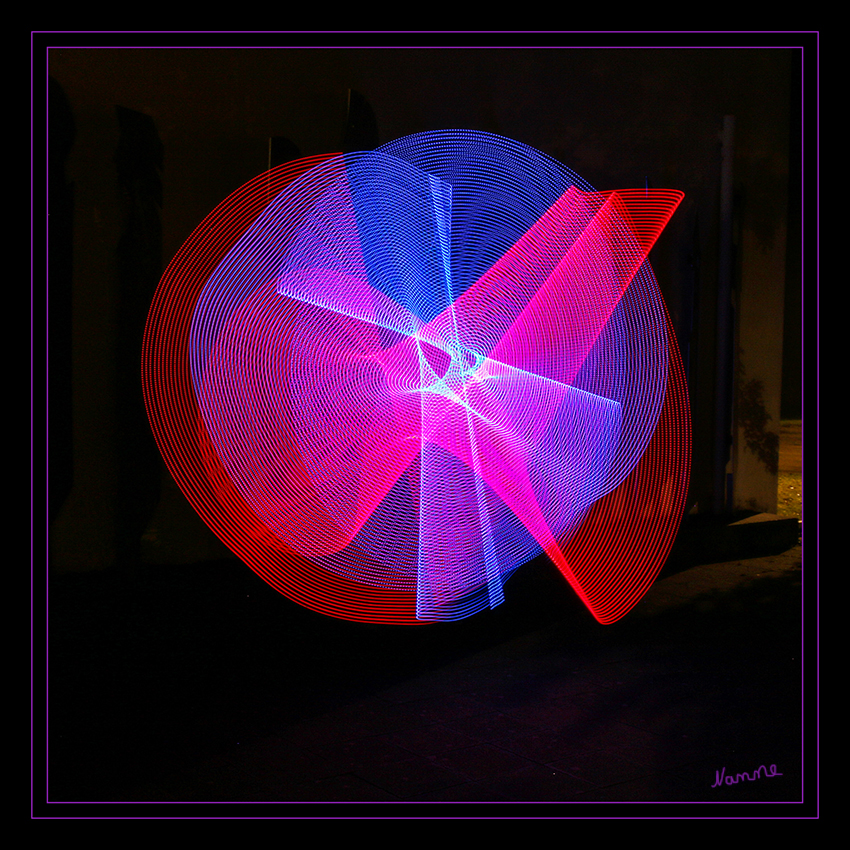 Lichtmalerei
Light Painting bzw. Light Writing (dt. Zeichnen/Malen/Schreiben mit Licht) ist eine fotografische Technik aus der Langzeitbelichtung, in welcher Fotografien in der Regel bei Dunkelheit oder in abgedunkelten Räumen durch die Bewegung einer (oder mehrerer) Lichtquellen (oder durch Bewegung der Kamera) gemacht werden.
laut Wikipedia
Schlüsselwörter: Lichtmalerei Light Painting