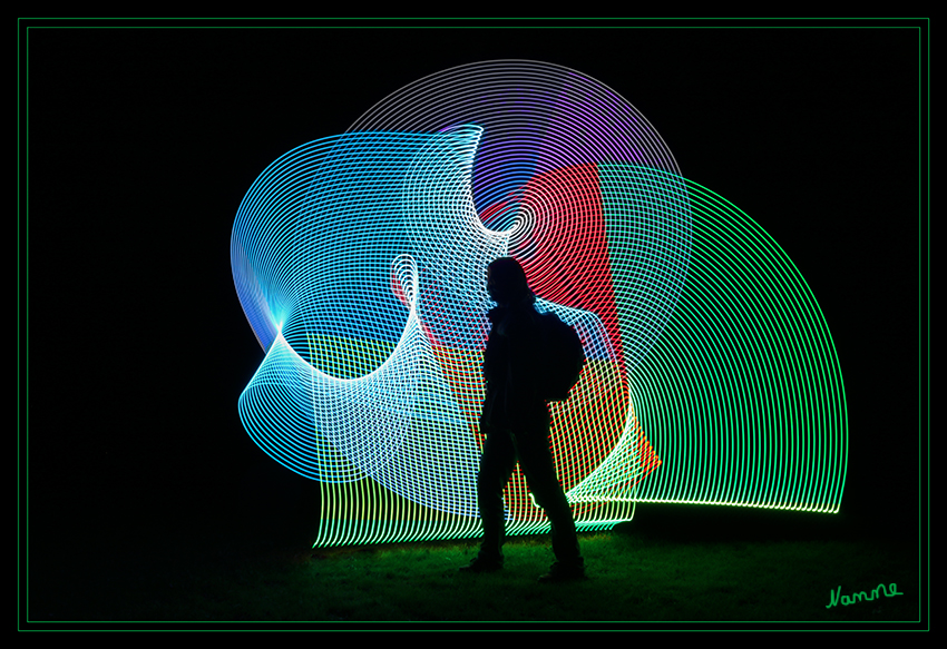 Lichtmalerei
Light Painting bzw. Light Writing (dt. Zeichnen/Malen/Schreiben mit Licht) ist eine fotografische Technik aus der Langzeitbelichtung, in welcher Fotografien in der Regel bei Dunkelheit oder in abgedunkelten Räumen durch die Bewegung einer (oder mehrerer) Lichtquellen (oder durch Bewegung der Kamera) gemacht werden.
laut Wikipedia
Schlüsselwörter: Lichtmalerei , Light Painting