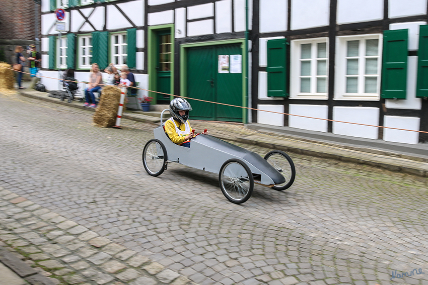 Seifenkistenrennen - Liedberg
Das Seifenkistenrennen des Heimatvereins Liedberg im historischen Ortskern findet bereits zum 38. Mal statt. Auch in diesem Jahr werden erneut rund 50 Kinder im Alter zwischen acht und 16 Jahren teilnehmen. In den mit viel Liebe und mit Detailversessenheit gebauten Fahrzeugen werden sie die 250 Meter lange Rennstrecke von der Schlosskapelle bis zum Kriegerdenkmal hinunterrasen. laut rp-online
Schlüsselwörter: Liedberg, Seifenkistenrennen