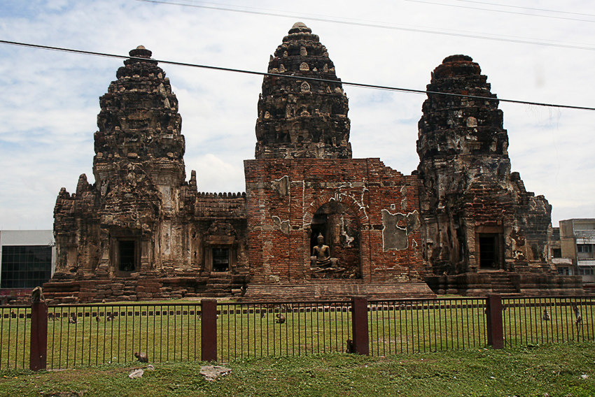 Wat Phra Prang Sam Yod
Erst während der Regierungszeit König Narais, wird das Heiligtum zum buddhistischen Tempel. Er liess an der Ostseite einen Wiharn mit einem Buddha im Ayutthaya-Stil anfügen. Die Statue steht noch heute in den Ruinen des Wihan.
So mischen sich anschaulich die Symbole von Hinduismus und Buddhismus.
