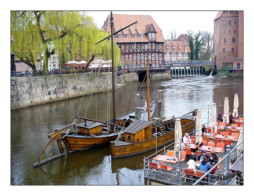 Lüneburg
Im alten Innenstadt-Hafen von Lüneburg liegt ein Nachbau eines mittelalterlichen Schiffes - ein Salzewer. 
Künftig soll der Salzprahm dort neben dem Salzewer liegen, der nach seinem Stapellauf im November 2009 rasch zu einem Wahrzeichen der Hansestadt wurde.
Schlüsselwörter: Lüneburg Salzewer Salzprahm