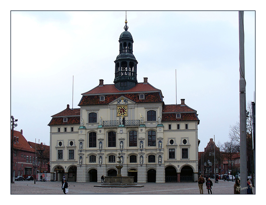 Lüneburg Rathaus
Das Lüneburger Rathaus am Marktplatz in Lüneburg wurde bereits im 13 Jahrhundet errichtet. Im Laufe der Jahrhunderte wurde es immer wieder erweitert, umgebaut und um Gebäudeteile ergänzt. Die Frontseite des Gebäudes, welche sich zum Markt hin erstreckt, wird durch eine aufwendige Barockfassade geschmückt.
Schlüsselwörter: Lüneburg Rathaus