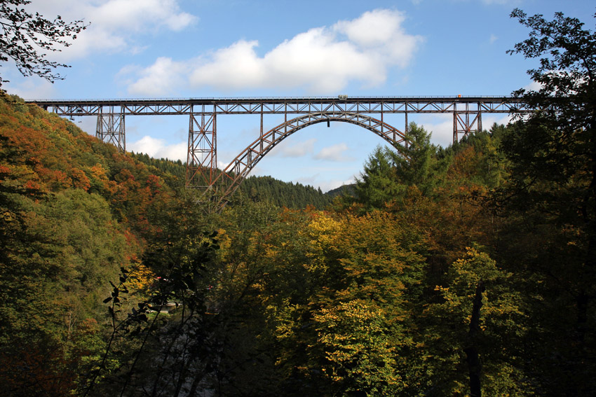 Müngstener Brücke
Die Müngstener Brücke ist die höchste Eisenbahnbrücke Deutschlands. Die stählerne Brücke ist 107 m über dem Tal der Wupper.
Schlüsselwörter: Müngstener Brücke        Tal der Wupper      Solingen