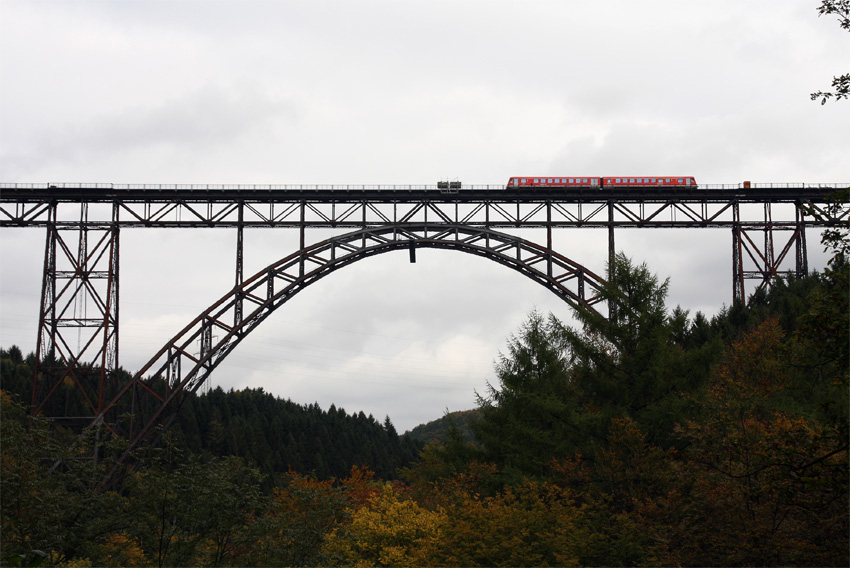 Müngstener Brücke
knapp eine Stunde später aufgenommen.
Die Lichtverhältnisse sind komplet anders.
Auf ihr verkehrt heute die Regionalbahn RB 47 Der Müngstener.
Schlüsselwörter: Müngstener Brücke     Tal der Wupper     Solingen