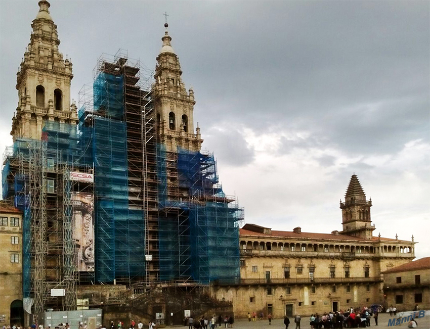 Kathedrale v. Santiago de Compostela
in Spanien ist eine Kathedralkirche des Erzbistums Santiago de Compostela. Sie steht über einer Grabstätte, die dem Apostel Jakobus zugeschrieben wird, und ist Ziel des Jakobsweges. Durch die bischöfliche und päpstliche Anerkennung der aufgefundenen Gebeine als Reliquien des Jakobus gilt die Kathedrale von Santiago als Grabeskirche des Apostels Jakobus. 
Schlüsselwörter: Spanien