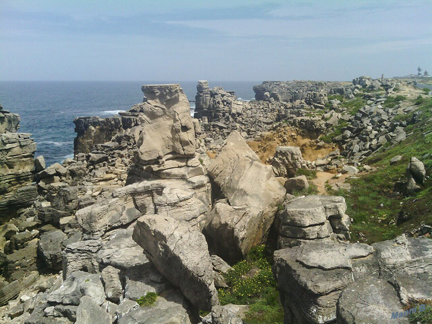 Peniche
Peniche (Portugal) liegt auf einer Halbinsel, geprägt durch eine hohe Steilküste, die nur im Hafenbereich und am nördlichen Ende flach zum Meer hin abfällt.
Schlüsselwörter: Portugal, Peniche