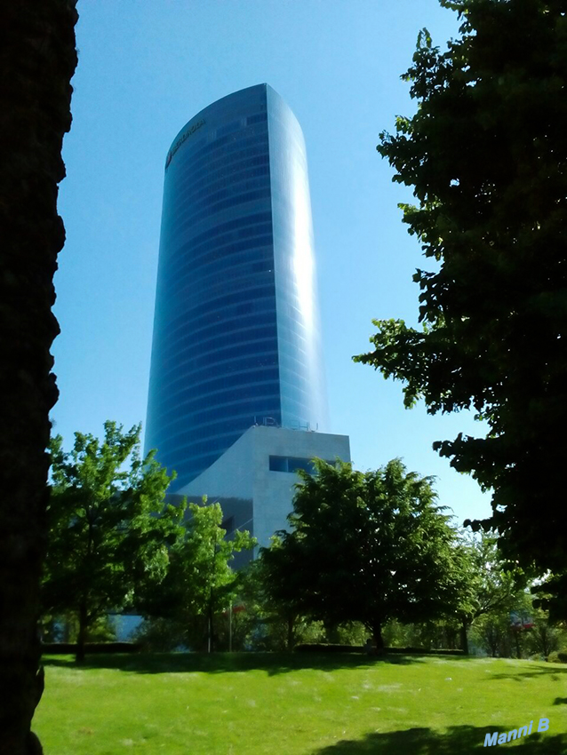 Torre Iberdrola
Der Iberdrola-Turm ist ein Büro-Wolkenkratzer in Bilbao , Spanien . Sein Bau begann am 19. März 2009 und wurde offiziell von König Juan Carlos I am 21. Februar 2012 eingeweiht. [1] Der Turm hat eine Höhe von 165 Metern (541 Fuß) groß und hat 40 Etagen . laut Wikipedia
Schlüsselwörter: Spanien, Bilbao