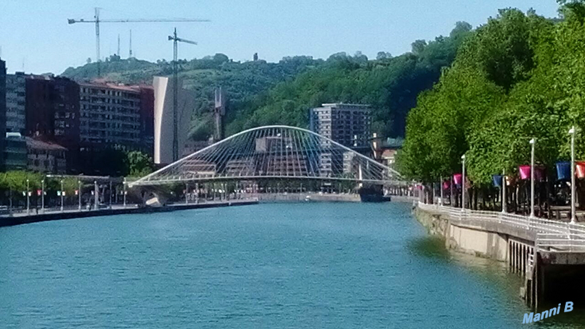 Zubizuri Brücke
Die Brücke Zubizuri gehört zu Bilbaos bedeutendsten Sehenswürdigkeiten. Der Name des Bauwerks stammt aus der baskischen Sprache und bedeutet „weiße Brücke“. In der Tat fällt die Brücke, die den Fluss Nervión überspannt, durch ihre weiße Farbe schon von weitem ins Auge. Als einzigartig kann der Glasboden der Brücke Zubizuri bezeichnet werden, der dem Passanten einen ungewöhnlichen Blick auf den Fluss freigibt. Da sich aber herausstellte, dass die Glasfelder bei Nässe sehr schnell rutschig werden, wurde der einst transparente Brückenboden mittlerweile mit einem Kunststoffteppich bedeckt. laut bilbao-tour.de
Schlüsselwörter: Spanien, Bilbao