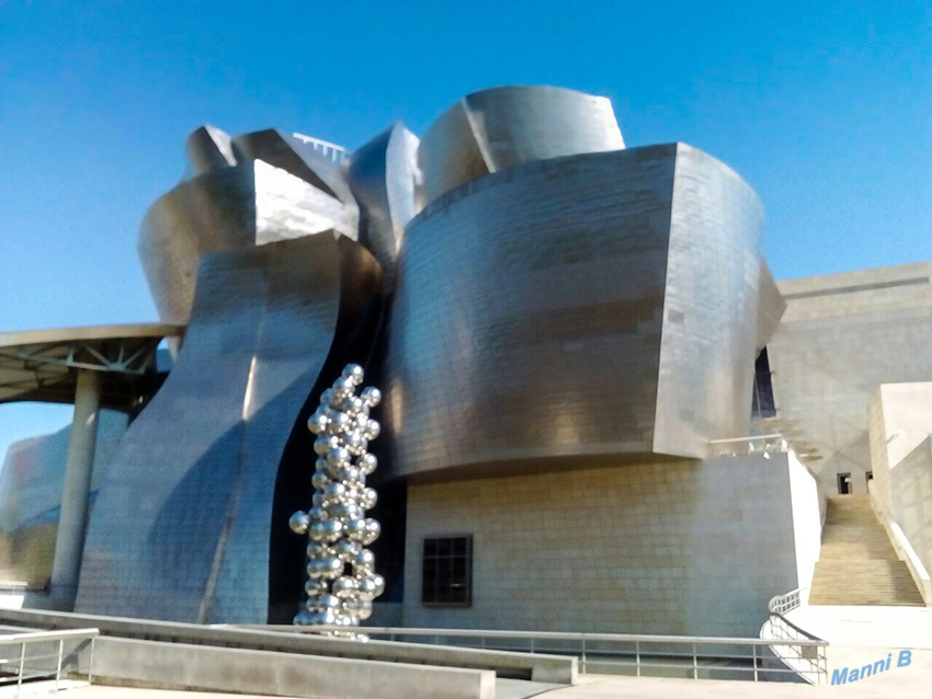 Guggenheim-Museum
Bilbao ist ein Kunstmuseum für Moderne Kunst in Bilbao im spanischen Baskenland. Es hat eine Ausstellungsfläche von 11.000 m² und zeigt sowohl eine Dauerausstellung als auch externe Wanderausstellungen. Das Museum ist eines von sieben Guggenheim-Museen der US-amerikanischen Stiftung Solomon R. Guggenheim Foundation. laut Wikipedia
Schlüsselwörter: Spanien, Bilbao