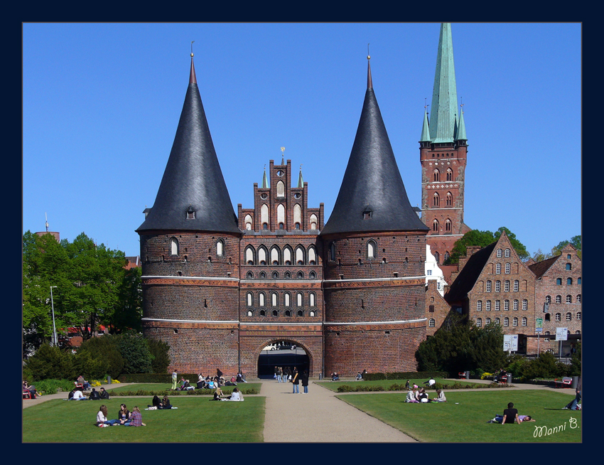 Holstentor
Das Holstentor („Holstein-Tor“) ist ein Stadttor, das die Altstadt der Hansestadt Lübeck nach Westen begrenzt. Wegen seines hohen Bekanntheitsgrades gilt es heute als Wahrzeichen der Stadt.

Laut Wikipedia

Foto Manni B
Schlüsselwörter: Holstentor
