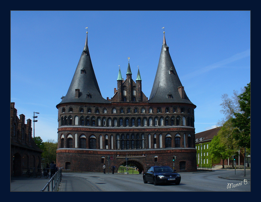 Holstentor
Wegen seines hohen Bekanntheitsgrades gilt es heute als Wahrzeichen der Hansestadt Lübeck. Das spätgotische Gebäude gehört zu den Überbleibseln der ehemaligen Lübecker Befestigungsanlagen. Es ist neben dem Burgtor das einzige erhaltene Stadttor Lübecks.

Foto Manni B.
Schlüsselwörter: Holstentor