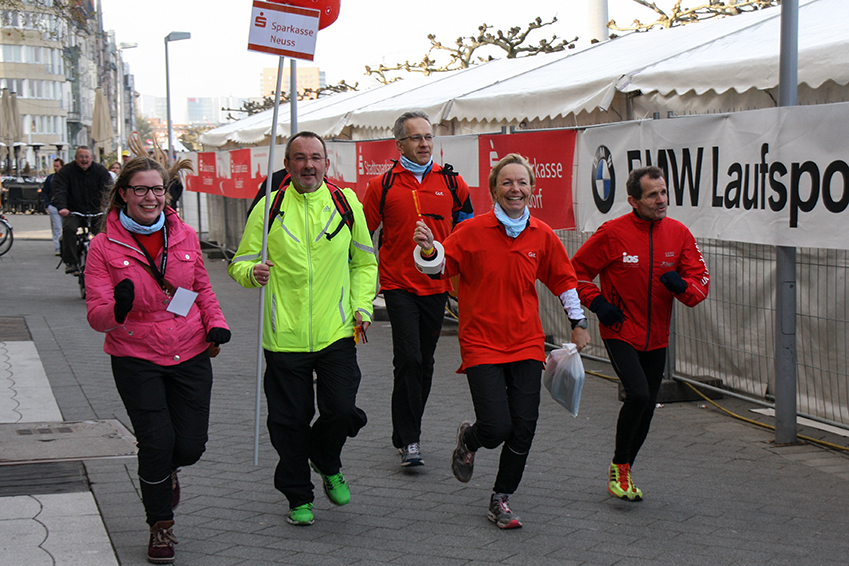 Los gehts.....
Schlüsselwörter: Marathon                     Düsseldorf                             Sparkasse Neuss