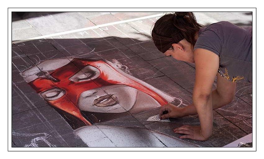 Künstlerin und Kunstwerk
Ihre Leinwand ist das Pflaster: Rund 500 Straßenmaler treten in Geldern zum Wettstreit an.
Schlüsselwörter: Straßenmalerwettbewerb Straßenmaler Geldern