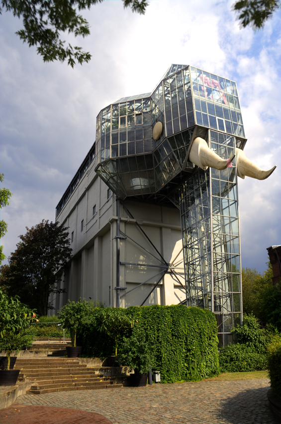 Gläserer Elefant
Der Maximilianpark der westfälischen Stadt Hamm ist ein Freizeitpark, der seit der Landesgartenschau 1984 auf dem Gelände der stillgelegten „Zeche Maximilian“ errichtet wurde und dessen Wahrzeichen der „Gläserne Elefant“ ist, eine rund 40 m hohe begehbare Plastik.

Quelle Wikipedia
Schlüsselwörter: Maximilianpark