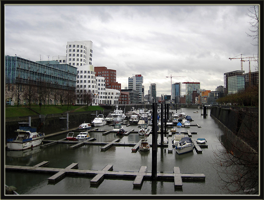Medienhafen
Trotz tiefer Wolken ein beeindruckendes Bild 
Schlüsselwörter: Medienhafen Düsseldorf