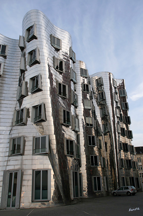 Medienhafen
Medienhafen Düsseldorf - Gehrygebäude

Schlüsselwörter: Medienhafen    Düsseldorf     Gehry    Gehrygebäude