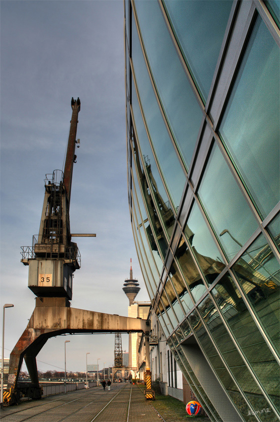 Medienhafen
Der etwas andere Blick auf den Fernsehturm in Düsseldorf
Schlüsselwörter: Medienhafen     Düsseldorf