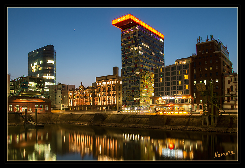 Düsseldorfer Medienhafen
entstanden auf der Tour mit dem Fotoclub. 
Das ca. 62 Meter hohe „Colorium“, vom britischen Architekten William Allen Alsop entworfen, ist eines der markantesten Gebäude des Düsseldorfer MedienHafens
Das Gebäude gehört zu den buntesten Hochhäusern der Welt und hat eine Fassade, die an die Gemälde von Piet Mondrian erinnern.
laut beyond-real-estate.de
Schlüsselwörter: Düsseldorf Medienhafen