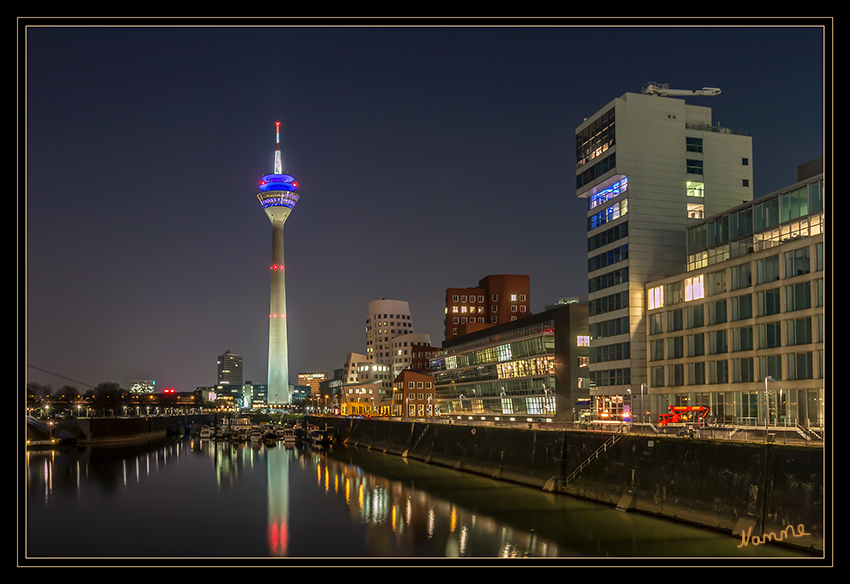 Düsseldorfer Medienhafen
entstanden auf der Tour mit dem Fotoclub.

Das Hafenbecken und der Yachthafen mit rechts die berühmten Gehryhäuser
Schlüsselwörter: Düsseldorf Medienhafen Fernsehturm