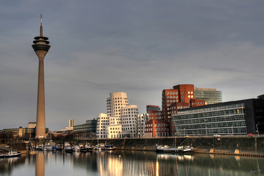 Blick auf den Medienhafen
in Düsseldorf
Schlüsselwörter: Düsseldorf      Medienhafen      Gehrybauten