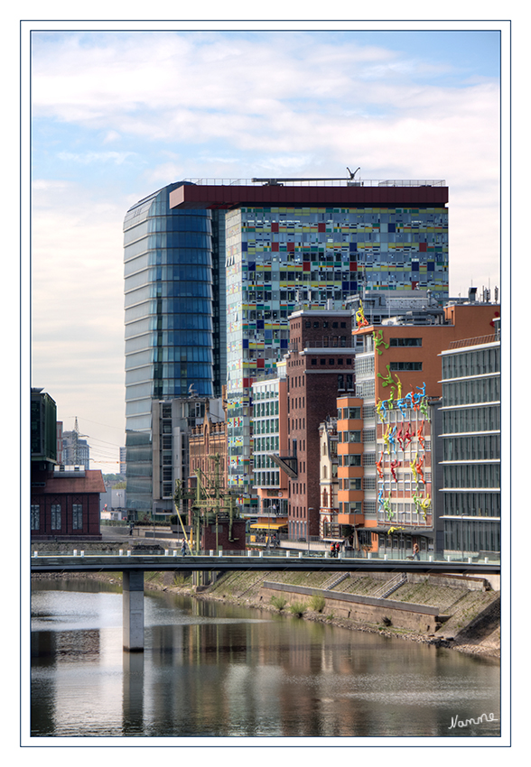 Medienhafen
Die kletternden Figuren der Stuttgarter Kunstprofessorin rosalie wurde 1999 von Klüh Service Management GmbH, deren Logo mit den Figuren ersetzt worden ist, hier am Roggendorf-Haus im Medienhafen installiert worden. Ursprünglich wurden die Kunststofffiguren für das Deutsche Kunststoff-Museum erstellt worden
Schlüsselwörter: Düsseldorf Medienhafen