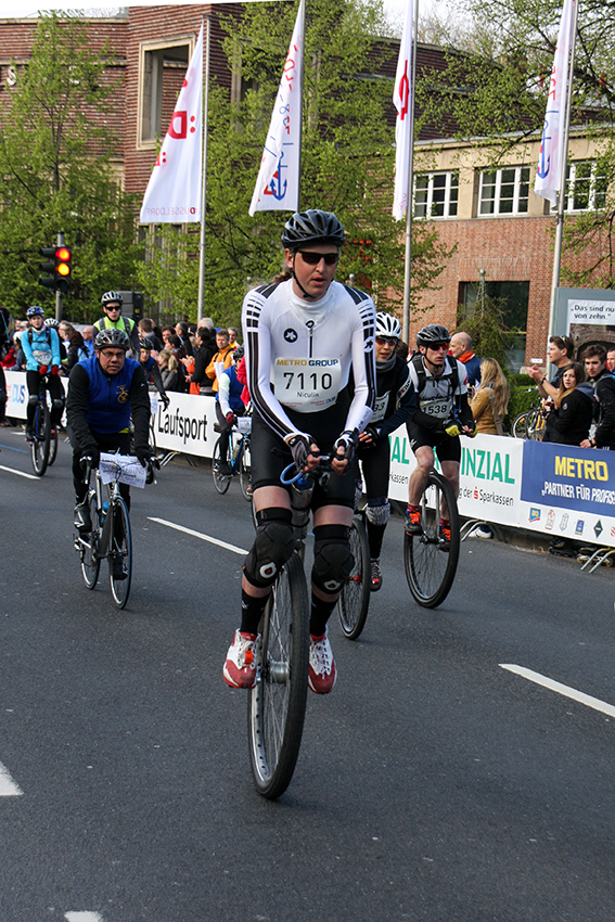 Metro Group Marathon
Bei den 9. Internationalen Deutschen Einrad-Marathon-Meisterschaften in Düsseldorf, die im Rahmen des METRO GROUP-Marathons ausgetragen wurden, sind von den Einradfahrerinnen beide Weltrekorde unterboten worden.
Schlüsselwörter: Marathon Düsseldorf Metro Group Marathon Einrad