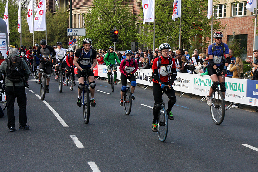 Metro Group Marathon
Im Rahmen des METRO GROUP Marathon Düsseldorf wird auch ein separater Einrad-Marathon-Wettbewerb ausgetragen.
Schlüsselwörter: Marathon Düsseldorf Metro Group Marathon Einrad