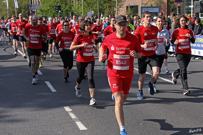 Ich seh rot
beim Metro Group Marathon in Düsseldorf.
Viele Sparkassenmitarbeiter waren bei diesem Marathon vertreten
Schlüsselwörter: Marathon Düsseldorf Metro Group Marathon