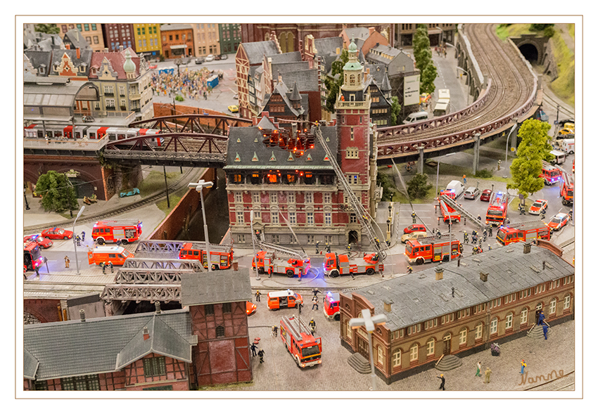 Hamburg - Miniatur Wunderland
der größten Modelleisenbahn der Welt und einer der erfolgreichsten Freizeit-Touristenattraktionen Deutschlands.
Im Wunderland ist das Filmen und Fotografieren ausdrücklich erlaubt -sogar erwünscht -, denn das Wunderland bietet mehr Motive als ein einzelner je festhalten könnte. laut miniatur-wunderland.de
Schlüsselwörter: Hamburg, Miniatur Wunderland