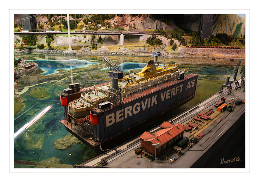 Hamburg - Miniatur Wunderland
der größten Modelleisenbahn der Welt und einer der erfolgreichsten Freizeit-Touristenattraktionen Deutschlands.
Im Wunderland ist das Filmen und Fotografieren ausdrücklich erlaubt -sogar erwünscht -, denn das Wunderland bietet mehr Motive als ein einzelner je festhalten könnte. laut miniatur-wunderland.de
Schlüsselwörter: Hamburg, Miniatur Wunderland