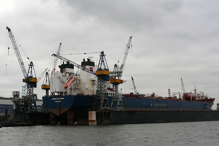 Trockendock
Mit der Fähre im Hamburger Hafen unterwegs
Schlüsselwörter: Trockendock   Fähre   Hamburger Hafen