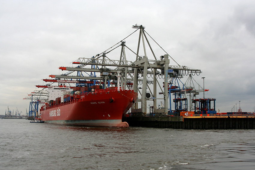 Containerverladung
Hamburger Hafen
Von der Fähre aus aufgenommen
Schlüsselwörter: Hamburger Hafen   Containerschiff    Verladung