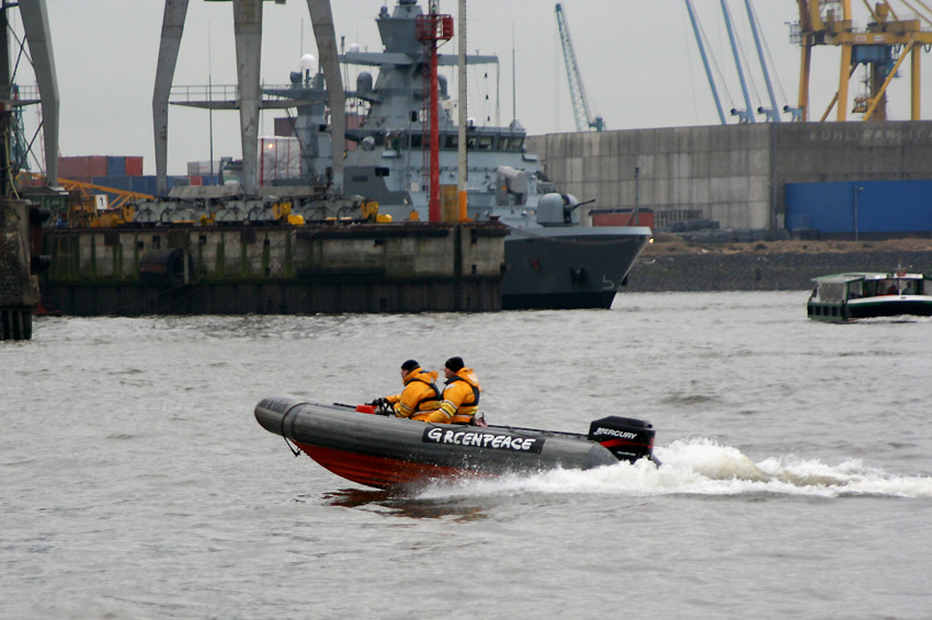 Klein und flink
Im Hamburger Hafen
Schlüsselwörter: Greenpace   Hamburger Hafen