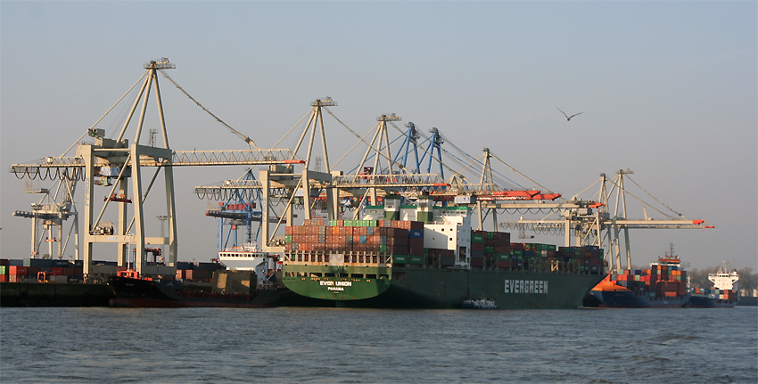 Hamburger Hafen l
Mit der Fähre unterwegs
