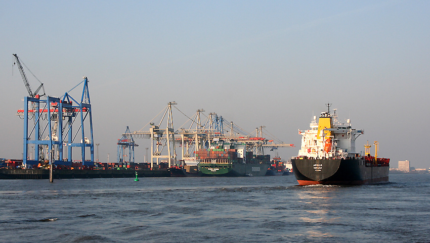 Hamburger Hafen ll
Hamburg - Das Tor zur Welt
Schlüsselwörter: Hamburger Hafen   