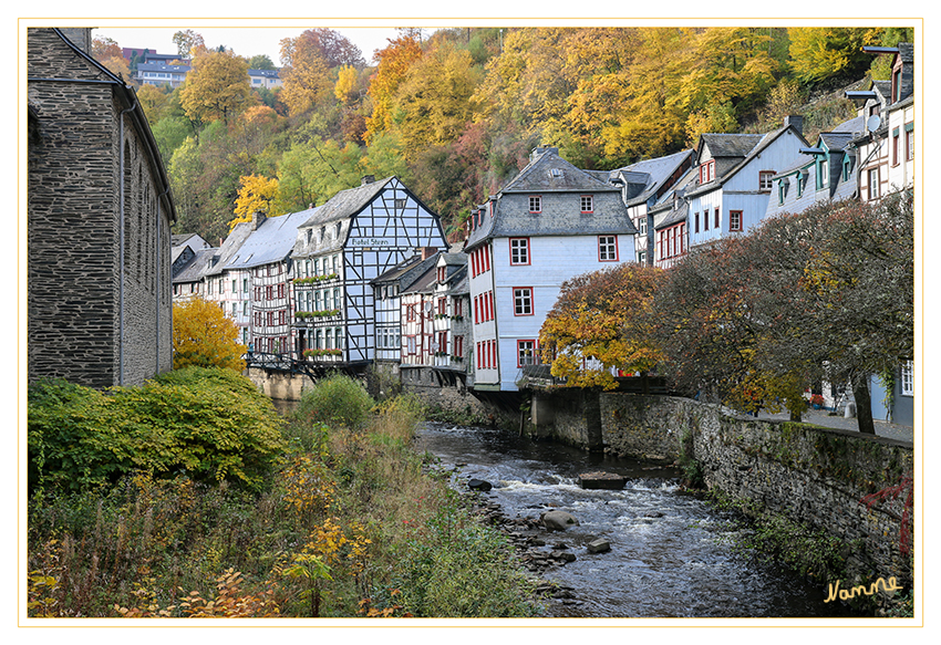 Herbliches Monschau
Monschau ist eine Stadt an der Rur in der Eifel. Sie liegt in Nordrhein-Westfalen und gehört zur Städteregion Aachen. Die Stadt liegt zwischen den Berghängen des Naturparks Hohes Venn-Eifel in der Rureifel, die ihren Namen von dem Fluss Rur trägt.
laut Wikipedia
Schlüsselwörter: Monschau
