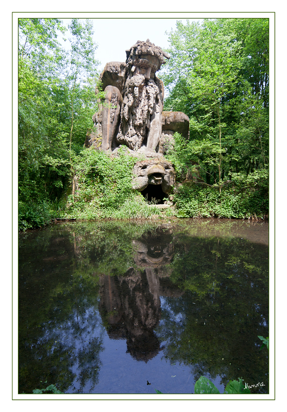 Ein Riese
14 Meter hoch und unterhalb gibt es eine begehbare Höhle.
Gelegen in einer wunderbaren Parklandschaft von Monto Verde in den Niederlanden
Schlüsselwörter: Riese