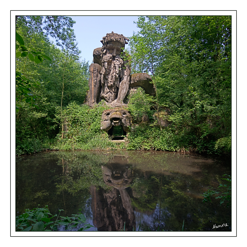 Riese
14 Meter hoch und unterhalb gibt es eine begehbare Höhle.
Gelegen in einer wunderbaren Parklandschaft von Monto Verde in den Niederlanden 
