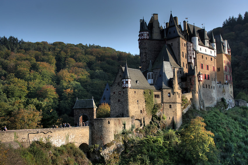 Burg Eltz
gilt als einer der schönsten Burgen Deutschlands.
Sie wurde niemals erobert oder verwüstet.
Schlüsselwörter: Burg Eltz     Eifel