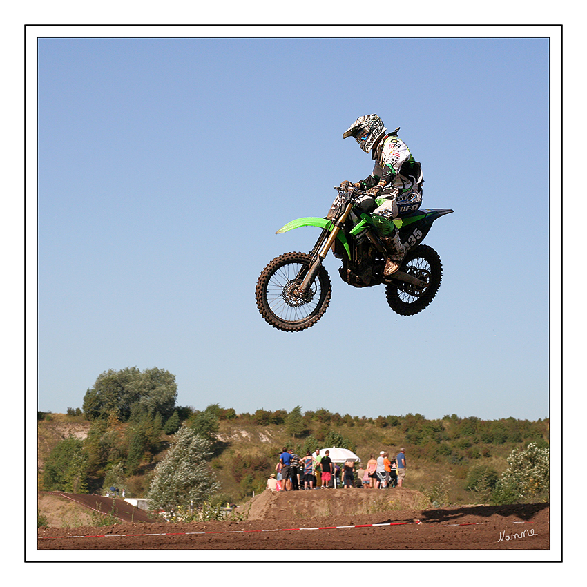 Nur fliegen ist schöner
Motorcrossmeisterschaft Grevenbroich
Schlüsselwörter: Motorcross Meisterschaft Grevenbroich Motorrad