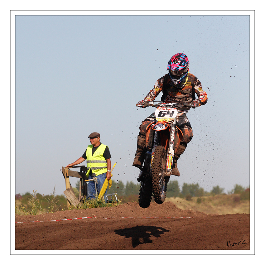 Nur fliegen ist schöner
Motorcrossmeisterschaft Grevenbroich
Schlüsselwörter: Motorcross Meisterschaft Grevenbroich Motorrad