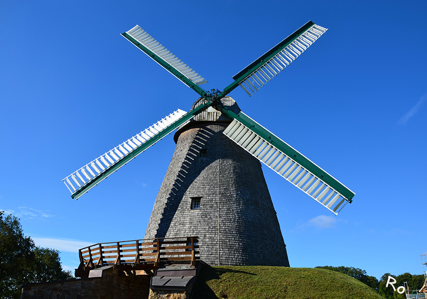 Windmühle Exter
erbaut 1850.

Es handelt sich um den Typ Wallholländer mit Durchfahrtmöglichkeit für Pferdefuhrwerke.
Schlüsselwörter: Windmühle Mühle Wallholländer