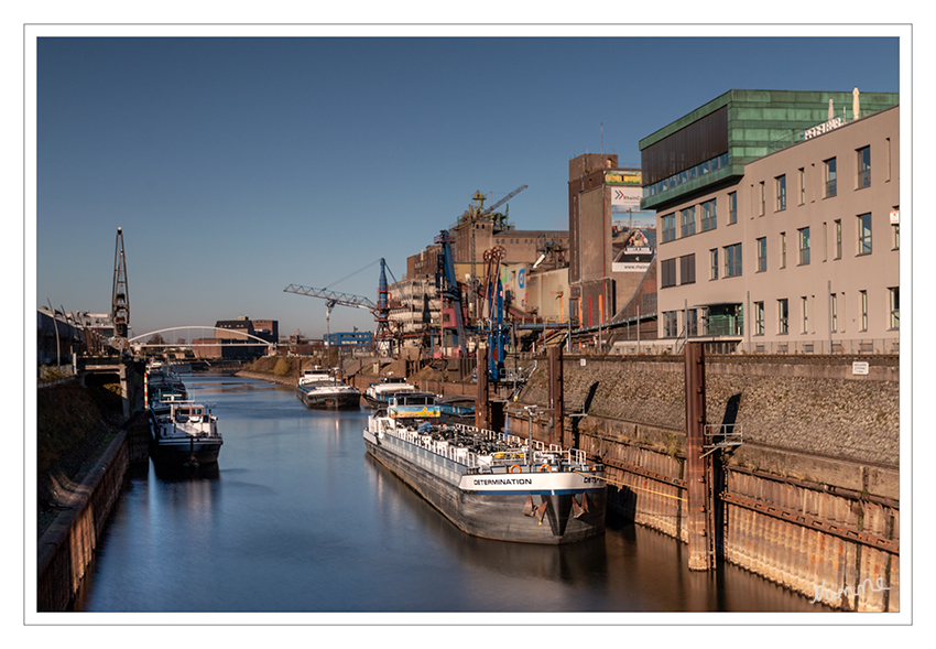 Neusser Hafen
ND-Filterfoto mit 8 Sek.
Auch hier ist das Wasser spürbar glattgezogen. Der blaue Himmel ist durch den Verlaufsfilter nicht beeinträchtig. 
Schlüsselwörter: Neuss, Hafen, ND-Filter