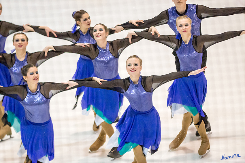 NRW Trophy for SYS
Eine Mischung aus Tanz und Eislaufen mit schnellen Wechseln zwischen unterschiedlichen Formationen und Figuren - das boten die 15 Teams, die zum Teil sogar die weite Anreise aus Finnland oder Polen auf sich genommen hatten, um bei der NRW-Trophy anzutreten.
laut NGZ Online
Schlüsselwörter: NRW Trophy for SYS 2015 Synchronized Skating NRW Trophy