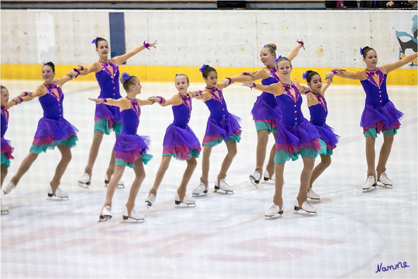 NRW Trophy for SYS
Beim Synchroneiskunstlaufen führt ein Team aus 12 bis 20 (seit der Saison 06/07 sind nur Teams mit 16 Läuferinnen international zugelassen) zumeist weiblichen, mit bis zu vier männlichen Eisläufern verschiedene Schritte und Formationen zu ausgewählter Musik vor. Dabei kommt es vor allem auf Synchronität und Präzision, aber auch auf Tempo, technische Schwierigkeit der Programme, Interpretation der Musik und Ausdruckstärke der Läufer an.
laut Wikipedia
Schlüsselwörter: NRW Trophy for SYS 2015 Synchronized Skating NRW Trophy