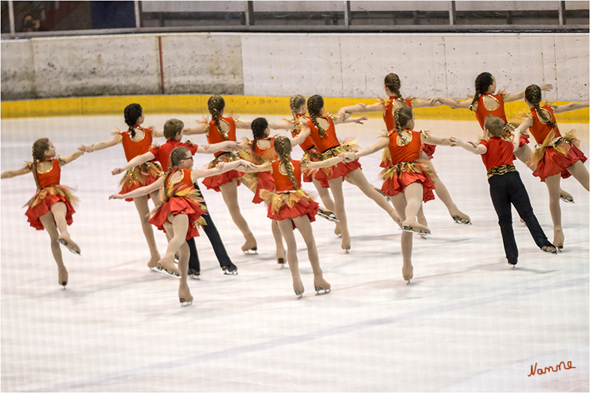 NRW Trophy for SYS
Eine Mischung aus Tanz und Eislaufen mit schnellen Wechseln zwischen unterschiedlichen Formationen und Figuren - das boten die 15 Teams, die zum Teil sogar die weite Anreise aus Finnland auf sich genommen hatten, um bei der NRW-Trophy anzutreten.
Schlüsselwörter: NRW Trophy for SYS 2015 Synchronized Skating NRW Trophy