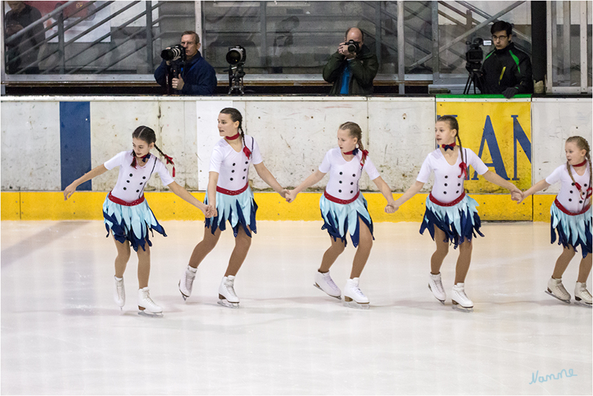 NRW Trophy for SYS
Für die 12 bis 19 Jährigen werden seit 2003 inoffizielle Weltmeisterschaften ausgetragen (World Challenge Cup for Juniors).
laut Wikipedia
Schlüsselwörter: NRW Trophy for SYS 2015 Synchronized Skating NRW Trophy