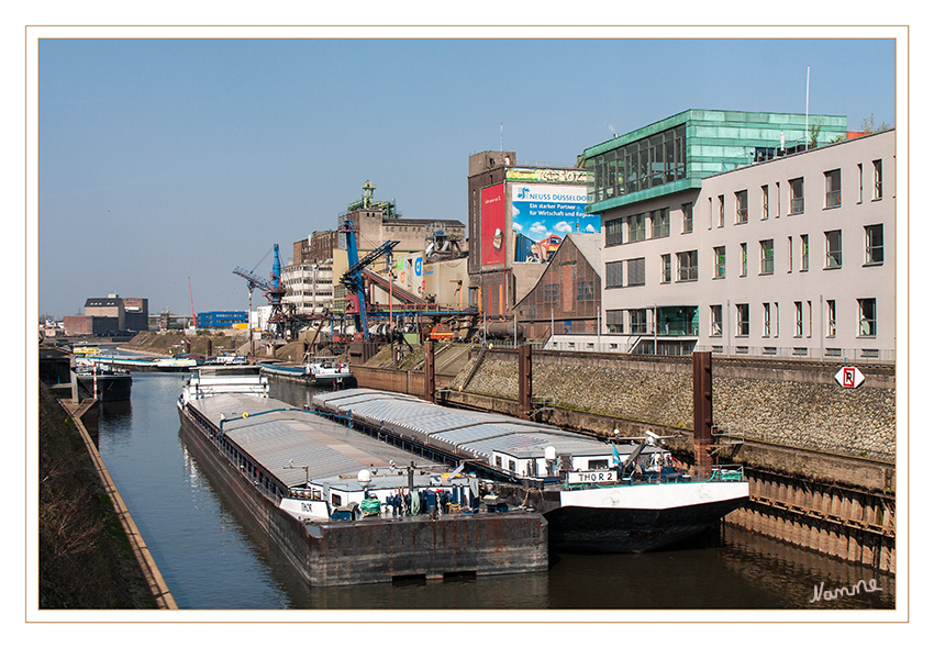 Hafentour
Der Neusser Industriehafen besitzt fünf Hafenbecken. Zum Gewerbegebiet zählen Ölmühlen und Containerstationen. Der Hafen auf der linken Seite des Niederrheins entstand1835
laut Rheinischer Post
Schlüsselwörter: Hafen Neuss